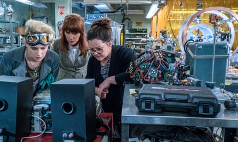 Erin (Kristen Wiig) comes to talk to Abby (Melissa McCarthy) and Holtzmann (Kate McKinnon) at the Paranormal Studies Lab in Ghostbusters. 