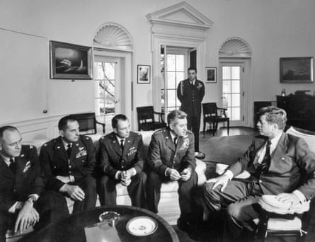 El presidente John F. Kennedy discute la crisis de Cuba en octubre de 1962.