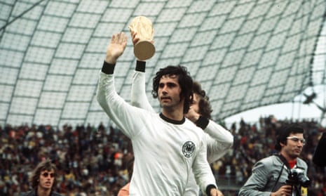 1974 World Cup Final. Munich, West Germany. 7th July, 1974. West Germany 2 v Holland 1. West Germany’s Gerd Muller, scorer of the winning goal, waves to the crowd as the team parade the trophy on a lap of honour after the match.