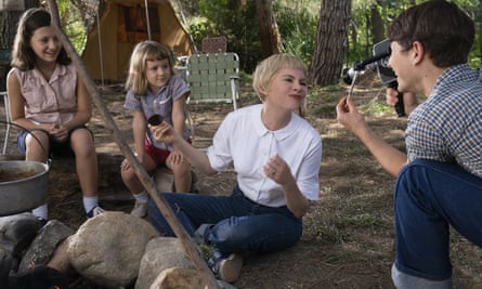 Keeley Karsten, Sophia Kopera, Michelle Williams et Gabriel LaBelle dans une scène des Fabelmans.