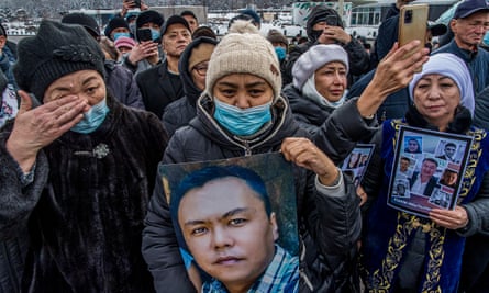 On Sunday 13 February 2022, despite the official ban on commemoration, people gather in Republic Square in Almaty, in memory of the victims of the January violence, 40 days after death struck, as is tradition. About 350 people are present, while the police keep their distance.