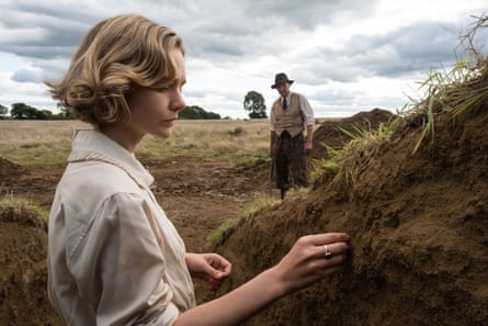 Carey Mulligan and Ralph Fiennes in The Dig.