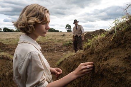 Carey Mulligan et Ralph Fiennes dans The Dig.