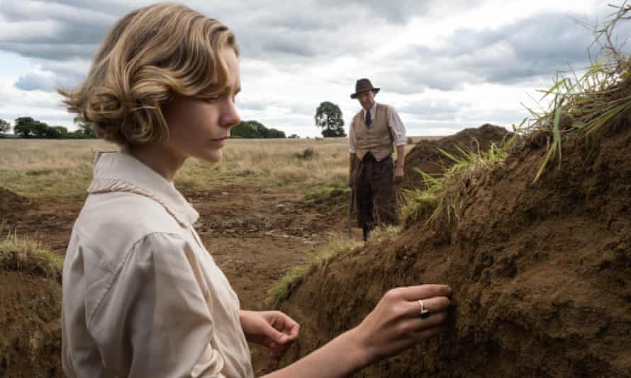 Carey Mulligan as Edith Pretty and Ralph Fiennes as Basil Brown in a scene from The Dig.