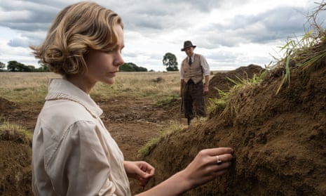 Carey Mulligan as Edith Pretty and Ralph Fiennes as Basil Brown, in the new film. 