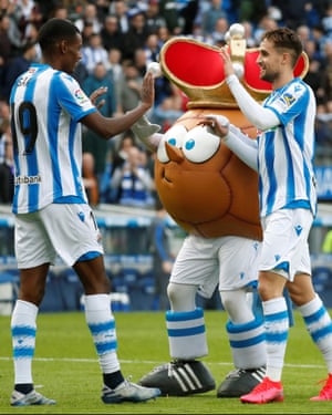 Alexander Isak de la Real Sociedad celebra la victoria con Adnan Januzaj y la mascota Txurdin.