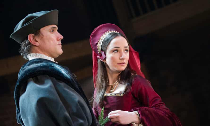 Ben Miles et Lydia Leonard dans le rôle de Thomas Cromwell et Anne Boleyn dans l'adaptation théâtrale de la RSC de Wolf Hall de Hilary Mantel.