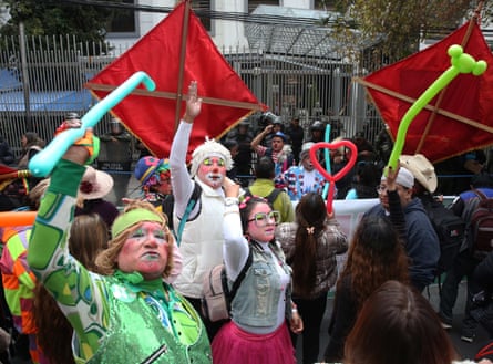 Clowns protest in La Paz and wave long balloons