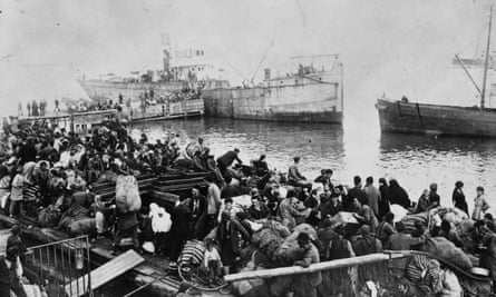Thousands of local Greeks fleeing by sea from Smyrna (Izmir), Turkey, driven out by the armies of Mustafa Kemal (Ataturk).
