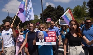 Democratic Union supporters protest against Netanyahu outside the Knesset: âWe wonât allow the forger to steal the election.â