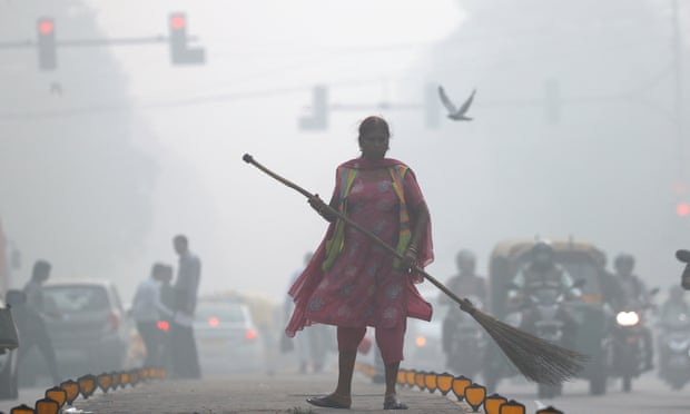 A street cleaner works in heavy smog in Delhi on November 10, 2017