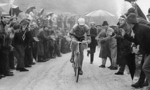 Felice Gimondi climbing during the 20th stage – from Cortina to Trento – of the 1967 Giro D’Italia, which he won.