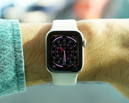 The 40mm Apple Watch SE 3 on a wrist showing the Exactograph face.