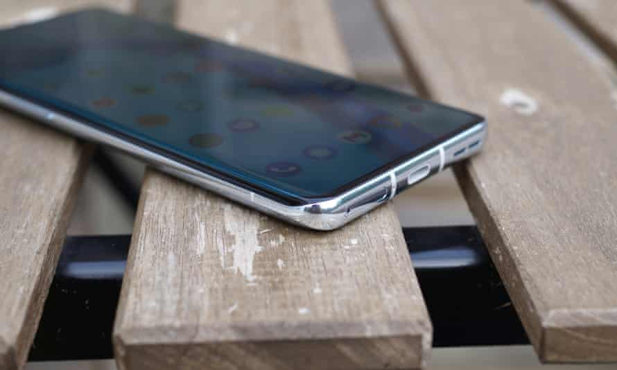 Los lados de metal y el frente y la parte posterior de vidrio curvo hacen que el 9 Pro se sienta más estrecho y más fácil de sostener que los competidores del mismo tamaño.