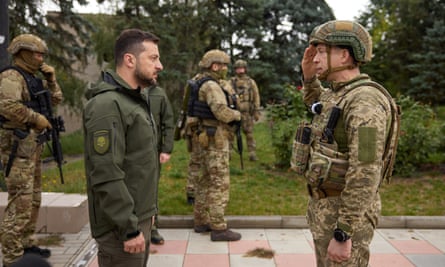 Zelenskiy meets the commander of Ukraine’s ground forces, Col Gen Oleksandr Syrskyi, in the recently liberated town of Izium.