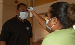 Reinalda Ebiklou vérifie la température de Bayly Urbano à l'hôpital national de Belau, le seul hôpital de la nation pacifique des Palaos.