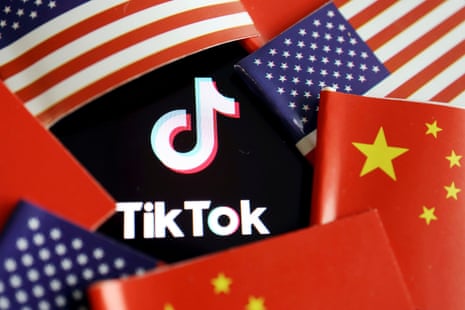 The TikTok logo surrounded by Chinese and US flags.