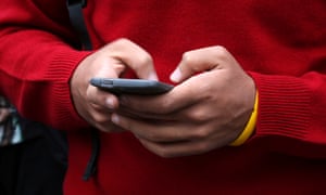 rukou pomocí chytrého telefonu
