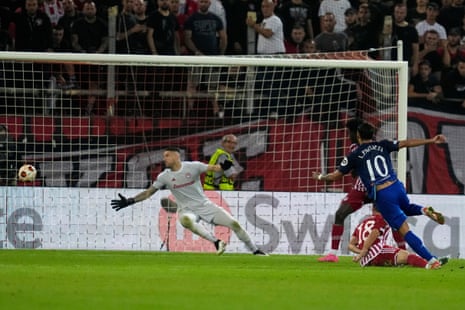 Lucas Paqueta scores for West Ham!
