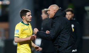 George Cox in discussions with Fortuna’s assistant manager, Kevin Hofland.