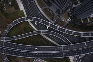 Um viaduto vazio em Wuhan, a cidade normalmente movimentada no centro do surto.