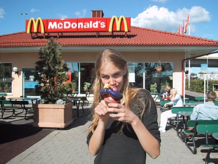 A picture of Rova outside McDonald's from the Älskling series
