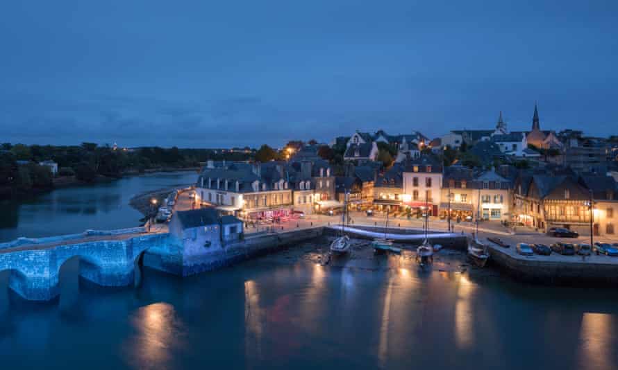 Pont Neuf and the Port de St Goustan at night, Auray