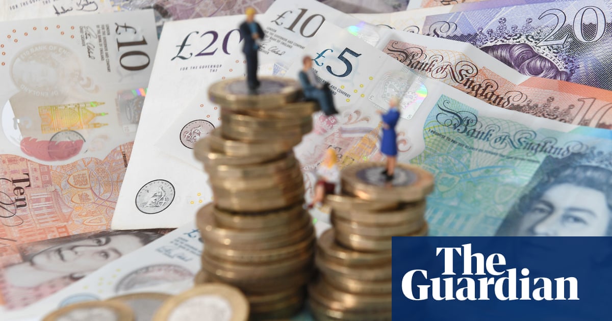 Pay gap in UK between bosses and workers likely to widen in 2022