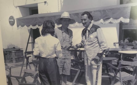 Gala et Salvador Dalí avec, au centre, Marcel Duchamp au Bar Melitón Cadaqués en 1962.