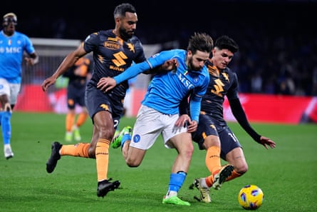 Khvicha Kvaratskhelia of SSC Napoli takes on two Torino players.