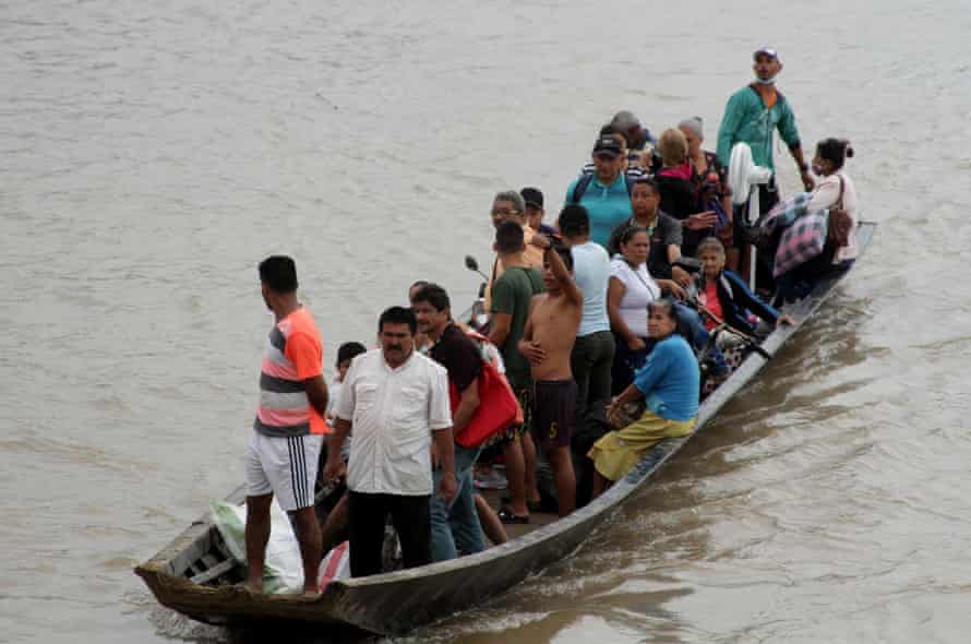 Migrants cross from Venezuela to Arauquita in Colombia.