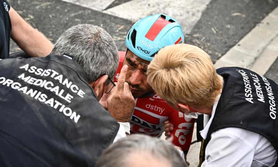 Le personnel médical soigne Caleb Ewan après son accident