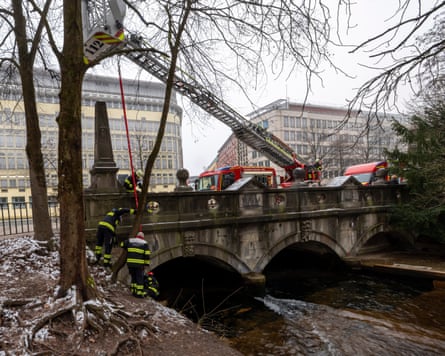 Munich fire department workers dismantle the Eisbach wave