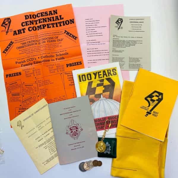 1987 년 대성당 100 주년 기념 행사 및 활동을 기념하기위한 타임 캡슐의 아이템 (1986 년 교황 요한 바오로의 방문을 기념하는 주요 에피소드 포함). 크라이스트 처치에서 엄청난 지진이 발생한 지 10 년 후, 가톨릭 교구는 한 쌍의 천사가 실종 된 것을 발견했습니다. 2011 년 지진으로 심하게 훼손된 바베이도스 거리에있는 축복받은 성사 대성당과 시내 중심가 대부분을 계속해서 해체하면서 사라진 것으로 여겨지는 많은 보물들이 회수되었습니다.