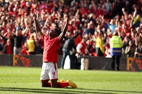 Taiwo Awoniyi fra Nottingham Forest feirer etter å ha scoret et mål til 1-0.