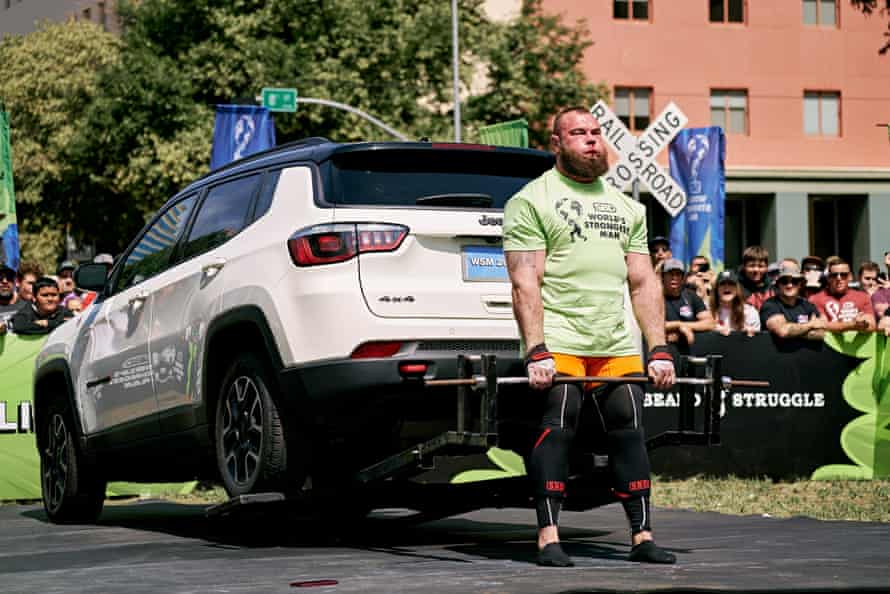 Novikov lifts back end of a car using bars