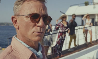 Daniel Craig dans Onion Glass : Knives Out of Mystery.