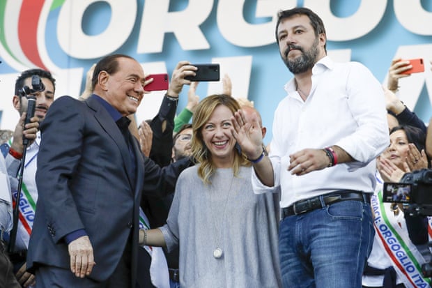 Silvio Berlusconi, Giorgia Meloni e Matteo Salvini parlano a una manifestazione a Roma, ottobre 2019.