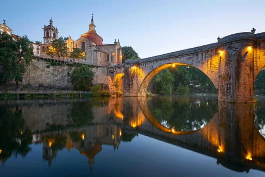 L'église et le pont de São Gonçalo à Amarante, Portugal.