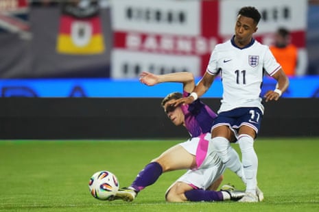 Omari Hutchinson battles for the ball with Elias Baum.