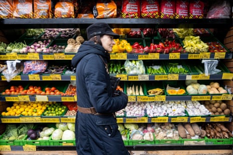 در حالی که بحران هزینه های زندگی ادامه دارد، زنی از کنار یک نمایشگاه سبزیجات در یک سوپرمارکت در استانمور، شمال غرب لندن عبور می کند.