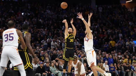 Warriors' Stephen Curry hits stunning three with 0.7 seconds left to beat Suns | NBA | The Guardian