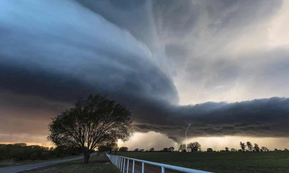 @kellydelay captures a tornado-warmed supercell outside of Courtney, Oklahoma. 