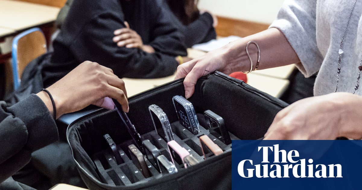 French high schools rush to put Macron’s phone ban into force
