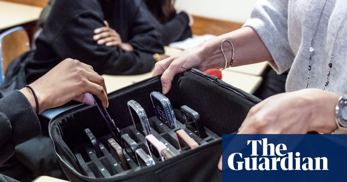 French lawmakers vote to ban social media use by under-15s