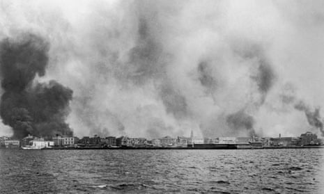 Η καταστροφή της Σμύρνης (σημερινή Σμύρνη), κατά τον τουρκικό πόλεμο με την Ελλάδα, Σεπτέμβριος 1922.