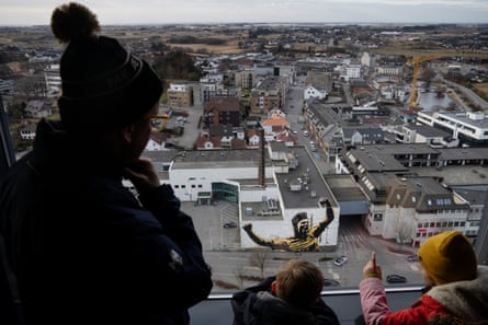 Ernest and Greta Hatton-Burrows on the top floor of Bryne’s only skyscraper, where they can enjoy a birdsye view of artist Pøbel’s mural of Erling Haaland.