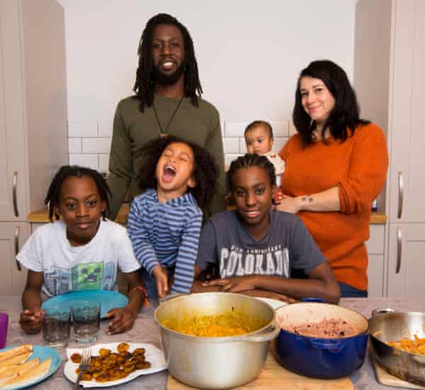Tamar Nussbacher-Lawrence e seu marido Rob são veganos há 18 meses; eles estão criando seu bebê e vegano de três anos de idade, embora os meninos mais velhos comam carne fora de casa