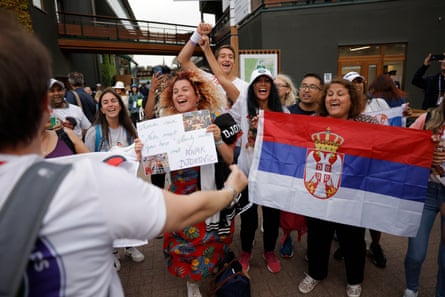 Fans Novak Djokovic merayakan kemenangannya atas Andrey Rublev