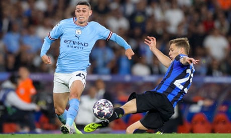 Phil Foden of Manchester City and Nicolò Barella of Internazionale battle for the ball during the Champions League final.